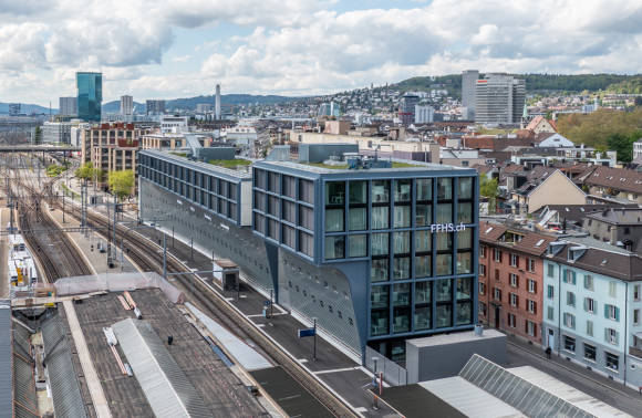 In jeder Hinsicht bestens vernetzt: die Fernfachhochschule Schweiz (FFHS) mit Standort in Zürich.