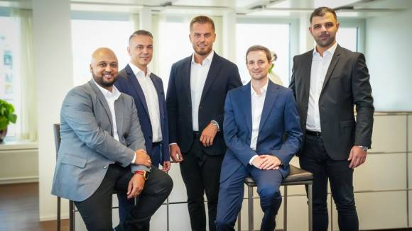 Die neue Geschäftsleitung von Swiss GRC (v.l.): Yahya Mohamed Mao (CMO), Fari Ganji (CIO), Besfort Kuqi (Gründer & CEO), Daniel Arnold (CPO) und Gentian Ajeti (CCO)