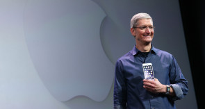 Apple_CEO_Tim_Cook_mit_Apple_Watch_und_iPhone.jpg 