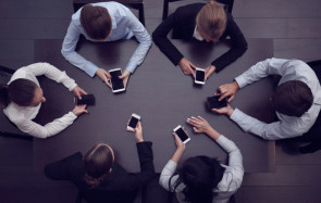 Business-Leute mit Smartphones 