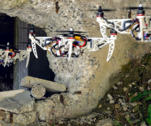  Drohne fliegt durch enge Löcher