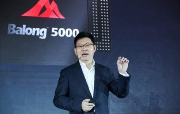 Richard Yu, Chef der Consumer Business Group von Huawei, mit dem neuen Chipset 