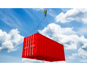 Schiffscontainer mit Wolkenhintergrund