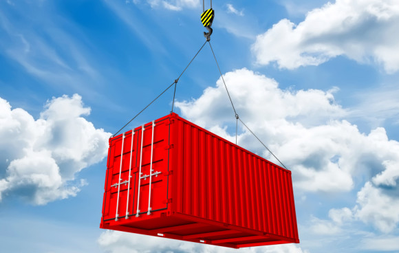 Schiffscontainer mit Wolkenhintergrund 