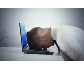 Frustrierter Anwender am Laptop