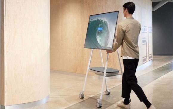 Surface Hub 2S mit Rollwagen und Zusatzakku 