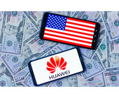 US-Flagge und Huawei-Logo auf Smartphone-Screen