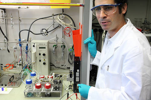 Patrick Ruch im Labor bei IBM Research in Rüschlikon