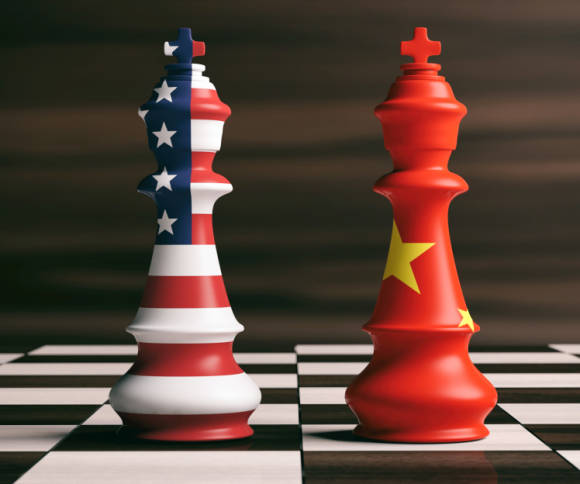 Zwei Schachfiguren mit Flaggen von den USA und China 