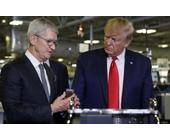 Apple-Chef Tim Cook und US-Präsident Donald Trump bei einer Fabrikbesichtigung