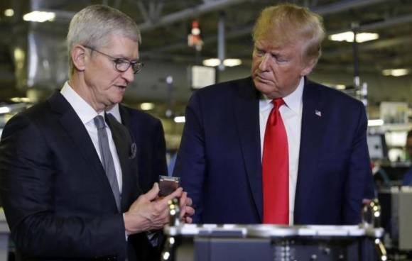 Apple-Chef Tim Cook und US-Präsident Donald Trump bei einer Fabrikbesichtigung 