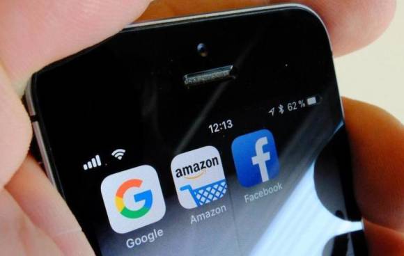 Google, Amazon & Facebook auf dem Smartphone 