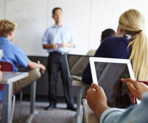 Uni-Gutachten empfiehlt praxisnahe IT-Ausbildung