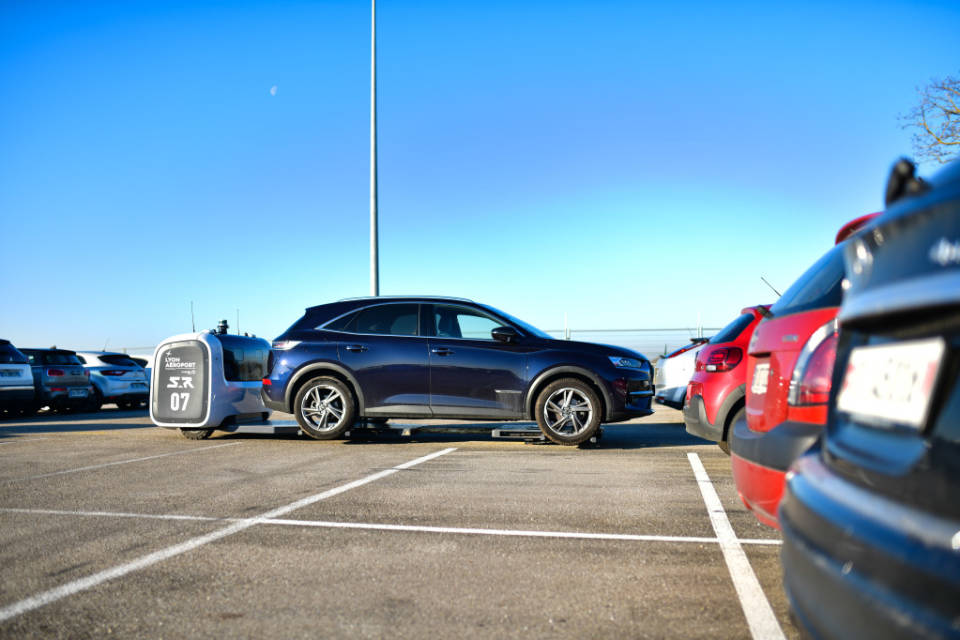 Roboter sollen künftig am Euroairport die Autos parkieren