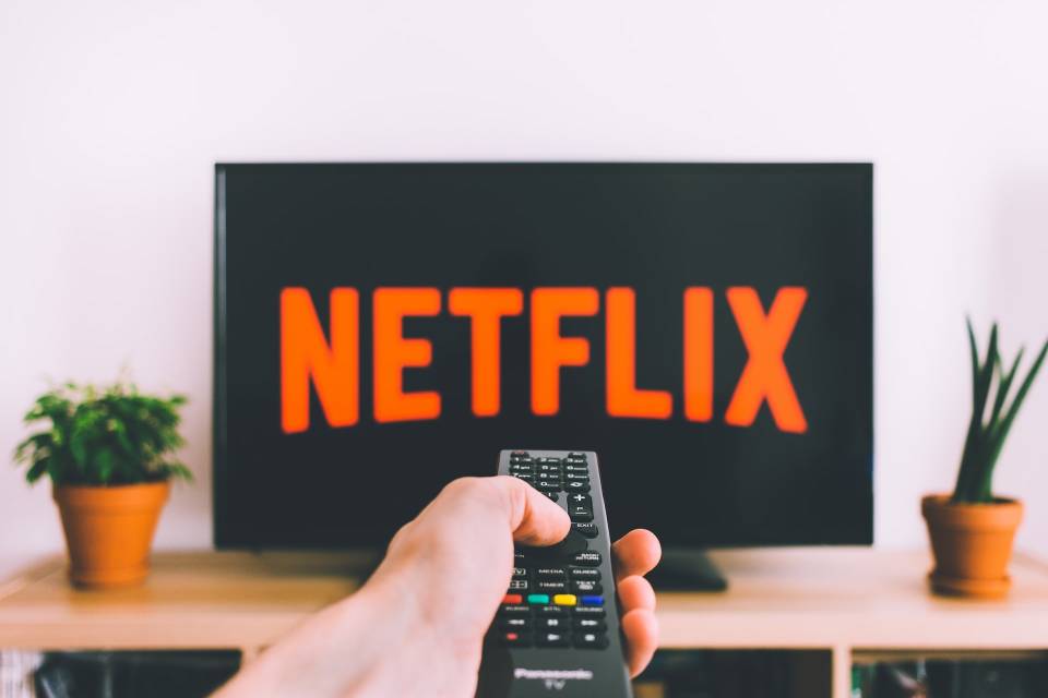 Netflix und YouTube reduzieren Streaming-Bitrate vorübergehend