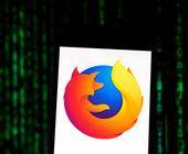 Firefox mit Code im Hintergrund