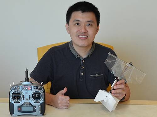 Yao-Wei Chin mit dem Prototypen der Mauersegler-Drohne