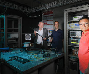 Mit Luft das Licht in Glasfasern verstärken