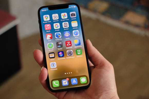 Das iPhone 12 liegt gut in der Hand, aber es fühlt sich nicht so gut an wie der rundliche Vorgänger