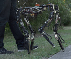 Roboter passt seine Beine dem Untergrund an