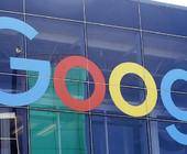 Google-Logo an der Fassade des Hauptsitzes des Mutterkonzerns Alphabet in Mountain View