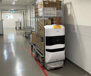 Autonomer Roboter der Post navigiert durch Deutschschweizer Spital