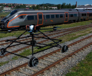 Autonome Drohne überprüft Bahngleise