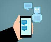 Kunde mit Smartphone spricht mit Roboter