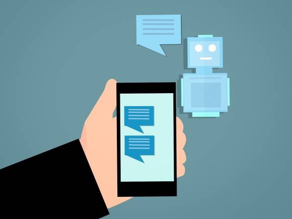 Kunde mit Smartphone spricht mit Roboter 
