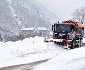 Schneepflug befreit Strasse von Schnee