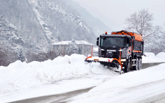 Schneepflug befreit Strasse von Schnee 