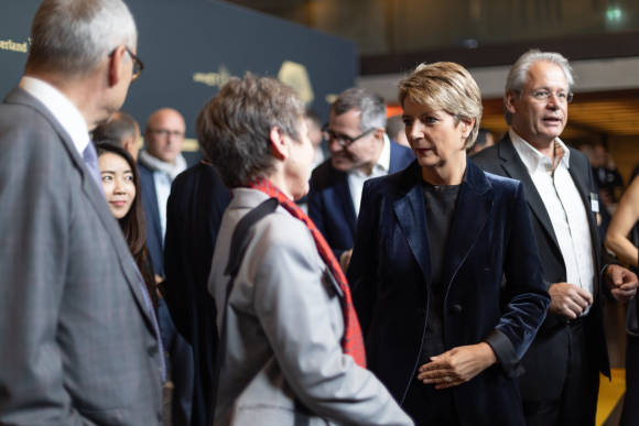 Karin Keller-Sutter im Smalltalk mit einer Event-Besucherin