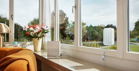 Internet-Booster und -Router am Fenster eines Wohnzimmers 