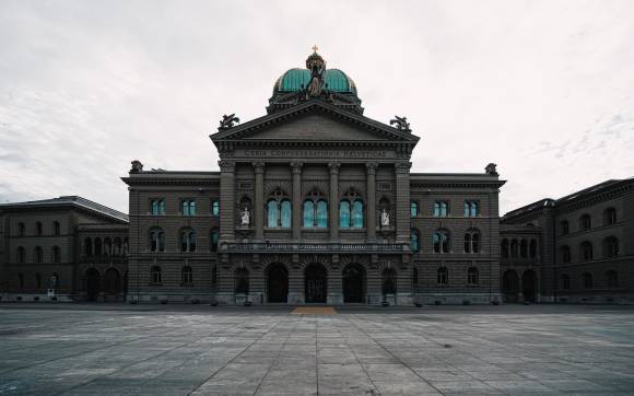 Blick auf den Haupteingang des Bundeshauses 
