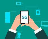 Computergrafik eines Händepaars, die ein Smartphone mit Aufschrift 5G halten