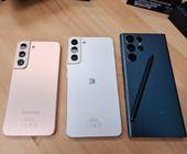 Drei neue Galaxy S22 Phones in Rosa, Grau und Schwarz