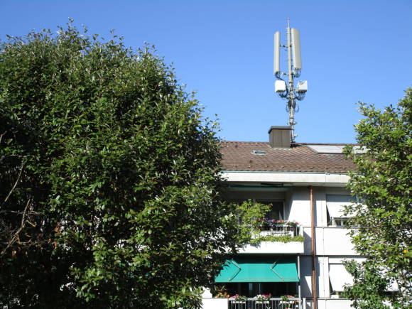 5G-Antenne auf einem Wohnhaus in Ebmatingen ZH 