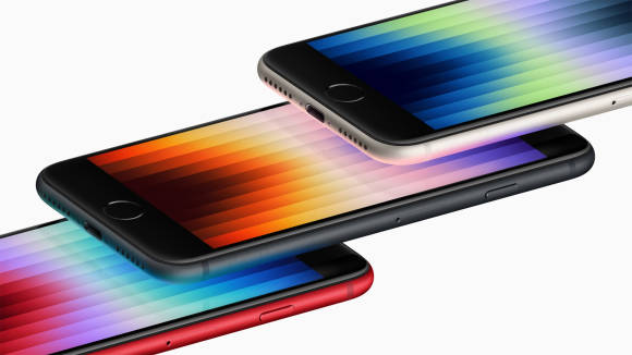 Das Design ist wohlbekannt Das Foto zeigt drei iPhones SE, die etwas verschoben übereinander liegen