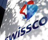 Das Swisscom-Logo an einer Hauswand
