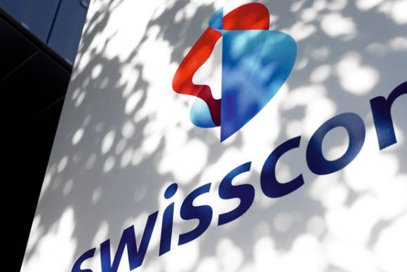 Das Swisscom-Logo an einer Hauswand 