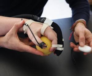 Hand-Exoskelett ermöglicht Gelähmten zu greifen