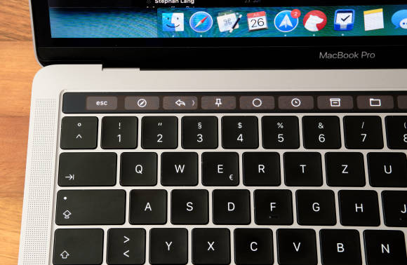 Das Foto zeigt die Touch Bar über der Tastatur des MacBook Pro
