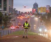 Eine Drohne überwacht in Nairobi den Verkehr