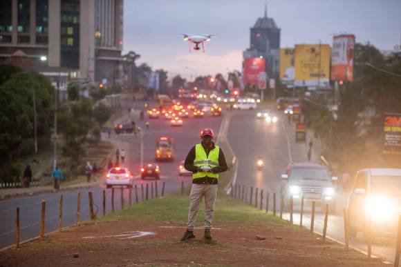 Eine Drohne überwacht in Nairobi den Verkehr 