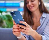 Frau mit iPhone