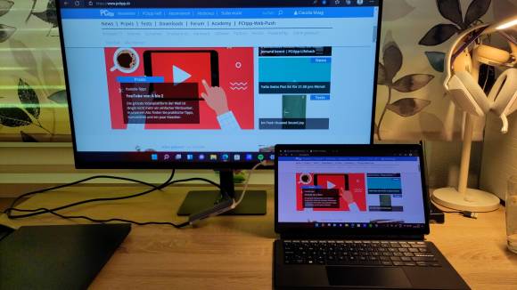 Ans Vivobook ist über eine kleine Docking-Station ein externer Monitor angeschlossen