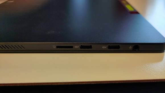 Von der Seite: 2 USB-C-Anschlüsse mit DisplayPort-Symbol, microSD-Kartenslot und Kopfhörerbuchse