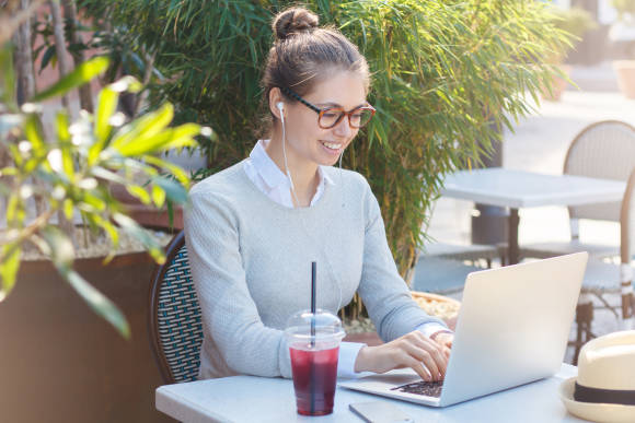 Frau arbeitet im Café