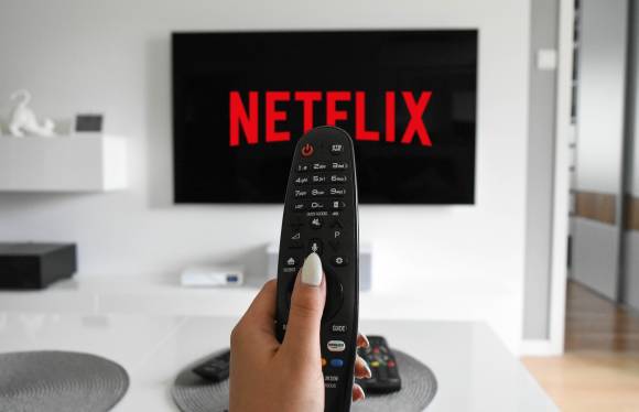 Ein Fernseher zeigt das Netflix-Logo 