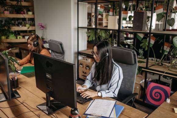 Zwei Frauen mit Headsets in einem Callcenter (Symbolbild) 